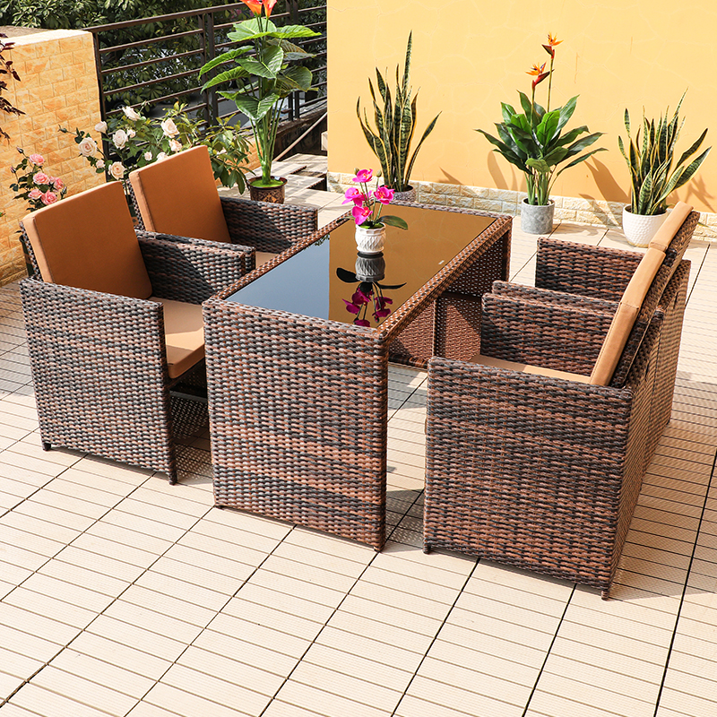 Table et 4 chaises à dossier haut