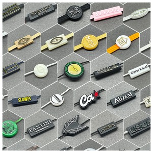 Varias cadenas de etiquetas colgantes de sello de plástico con bloqueo de logotipo en relieve personalizado para etiquetas de ropa cinta de cinta para etiquetado de tela - Product Image 1