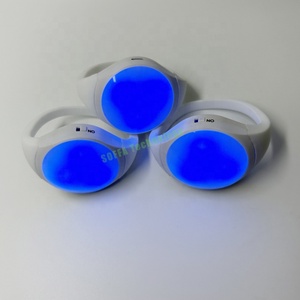 led-armband mit usb-fernbedienung wiederaufladbar leuchtend event personalisiert led musik-controller-armbänder