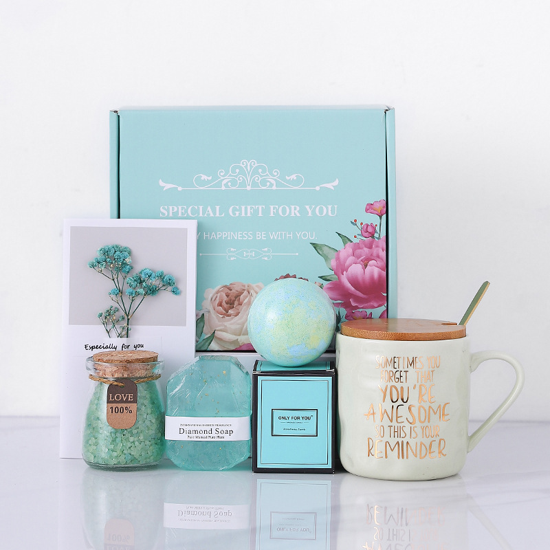 Set verde: tazza in ceramica con coperchio in legno.