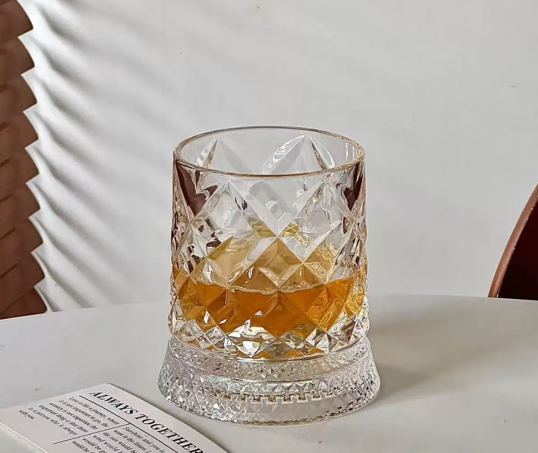 Taza giratoria con base de cristal precioso.