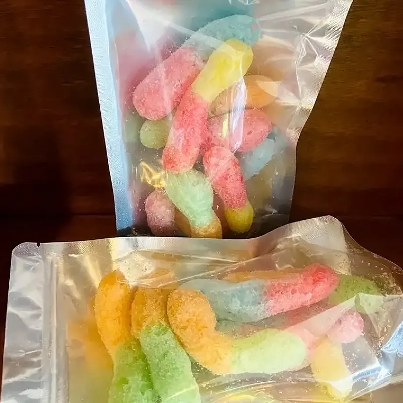 Gusanos agrios a granel personalizados Azúcar Halal Gummy Worm Candy Gusanos agrios liofilizados