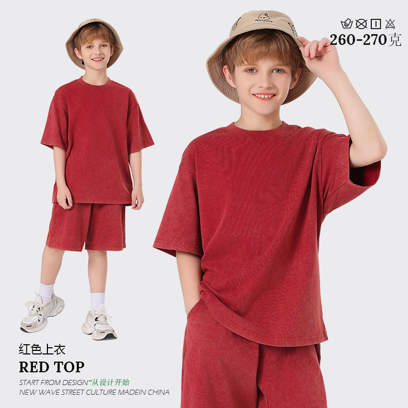 T-shirt rossa con sale saltato in padella