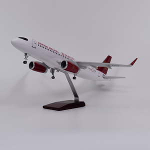1/80スケールエアバスA320サイズ47cm Juneyao航空飛行機モデルホイールとLEDライト付き - Product Image 2