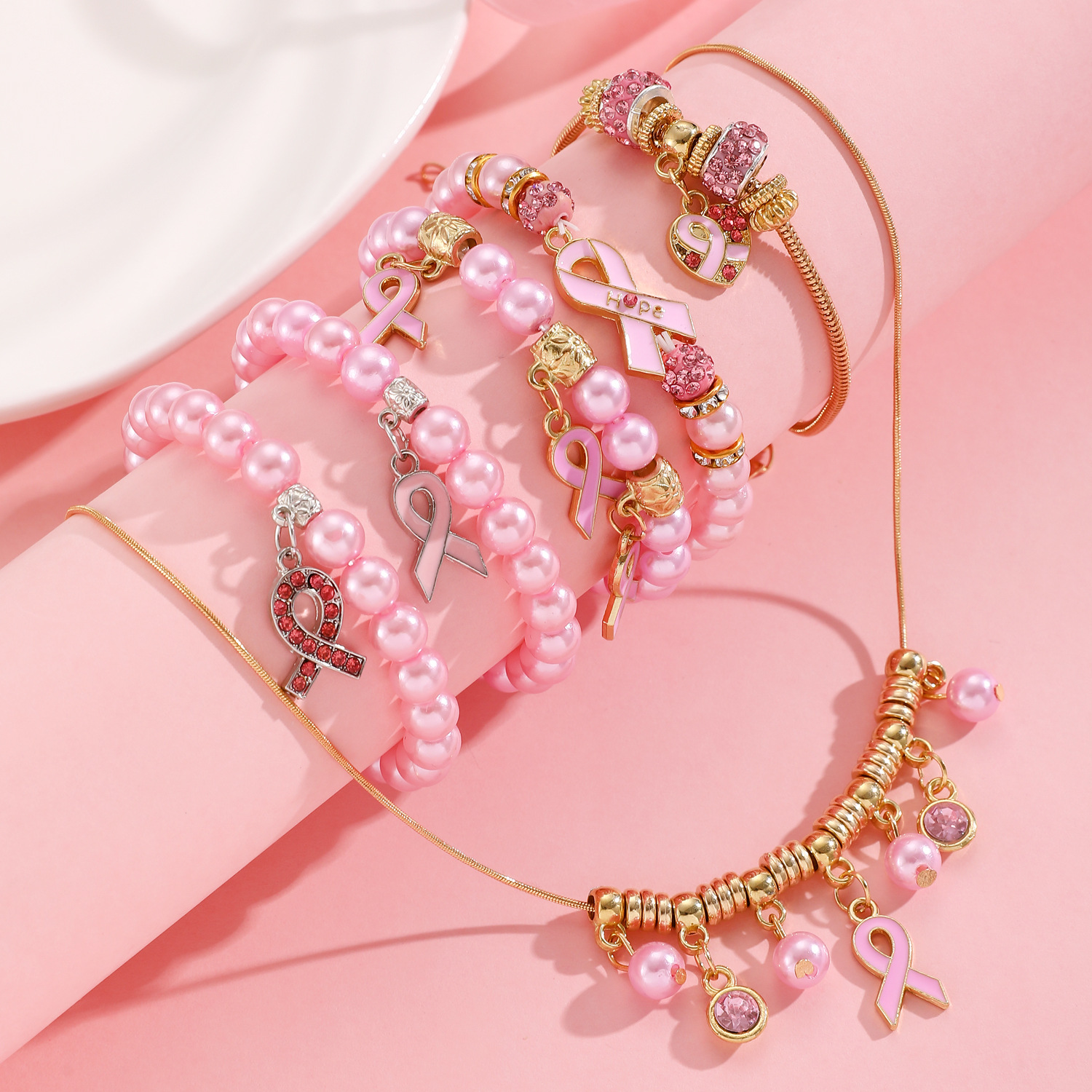 Conjunto de cinta rosa: 5 pulseras y 1 collar.