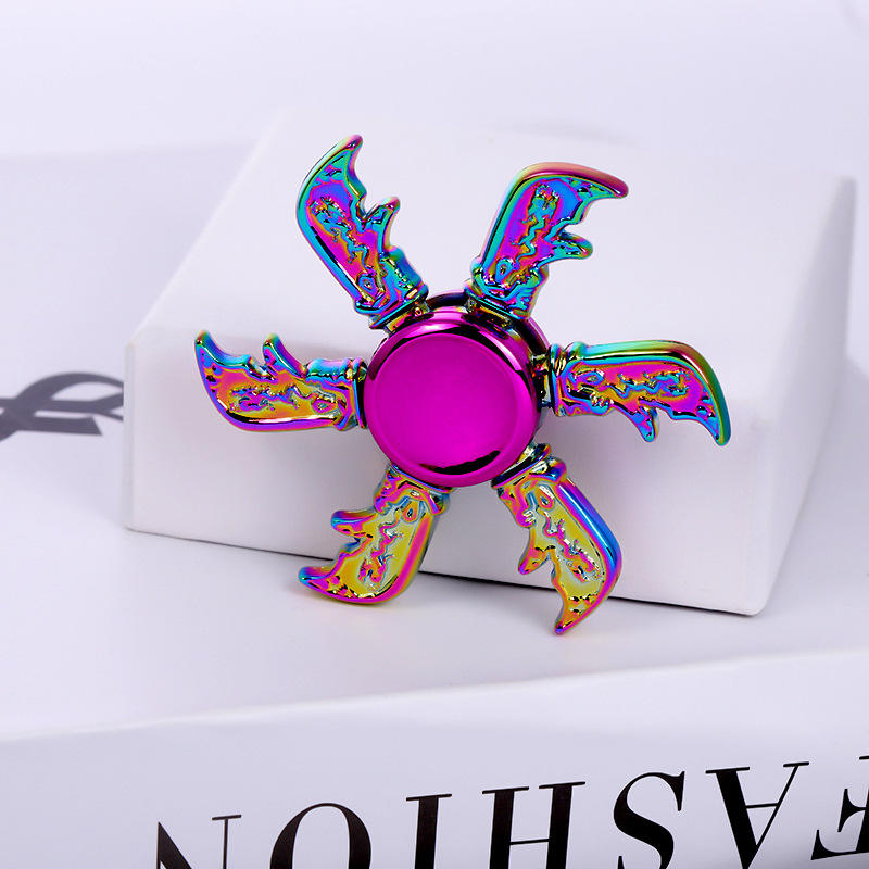 Boîte en fer pour couteau, motif dragon coloré et croissant de lune.