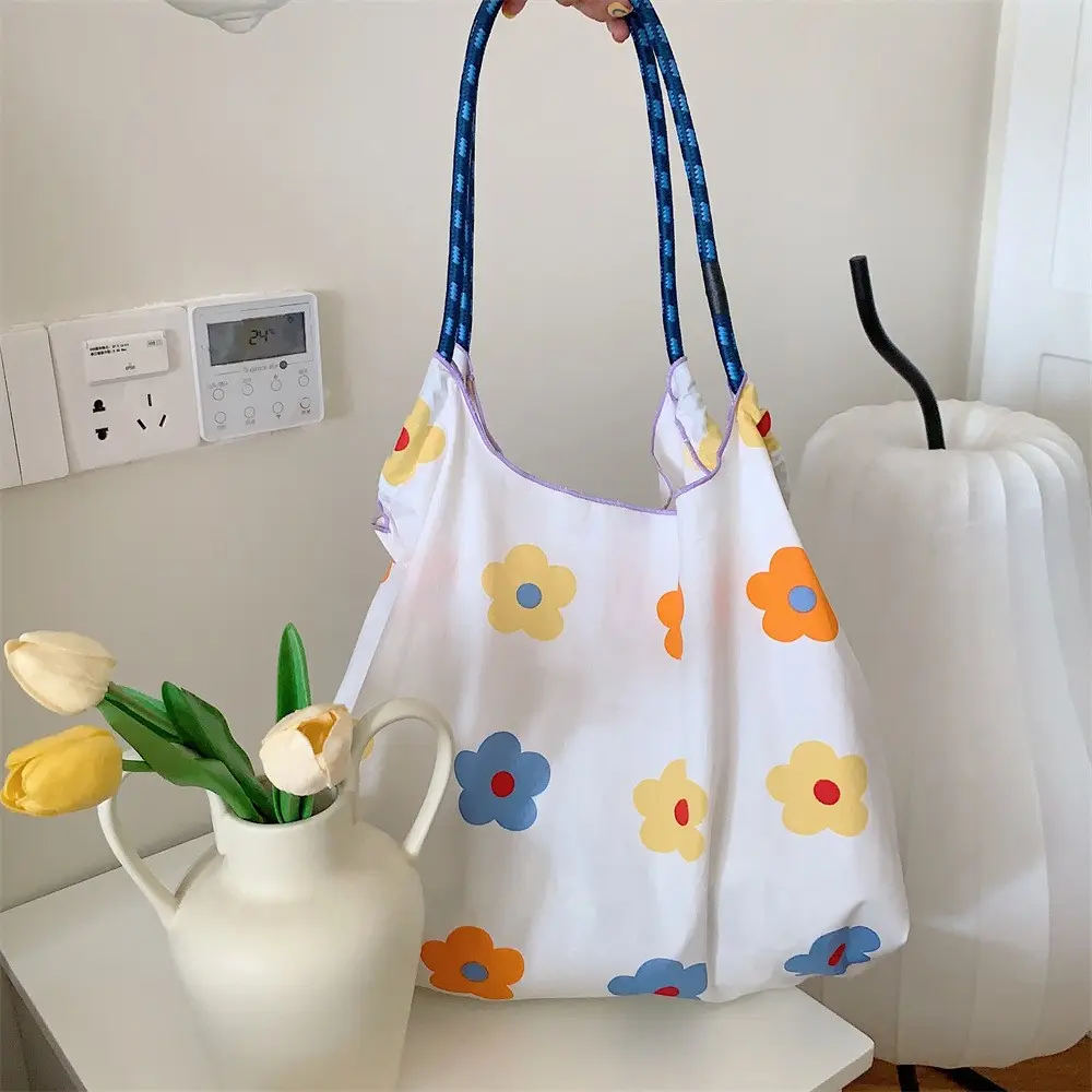 Joli sac de berceau de printemps avec logo personnalisé petit sac en toile de coton à fleurs fraîches sacs à bandoulière de plage de grande capacité pour étudiants