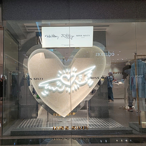 視覚的なマーチャンダイジング小道具窓ディスプレイ装飾彫刻小売店窓ディスプレイ用