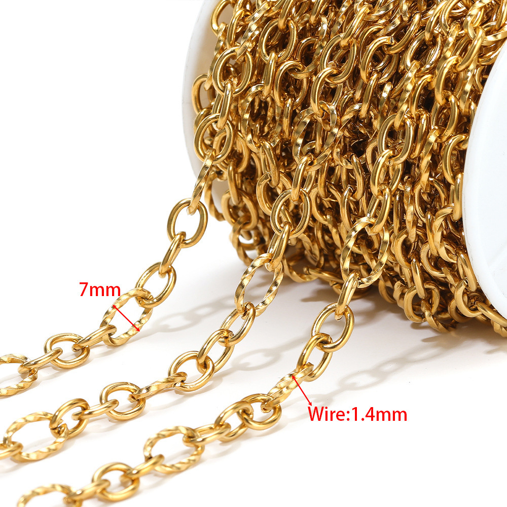 1.4mm wire diameter 7mm wide 3:1 thread cross chain gold