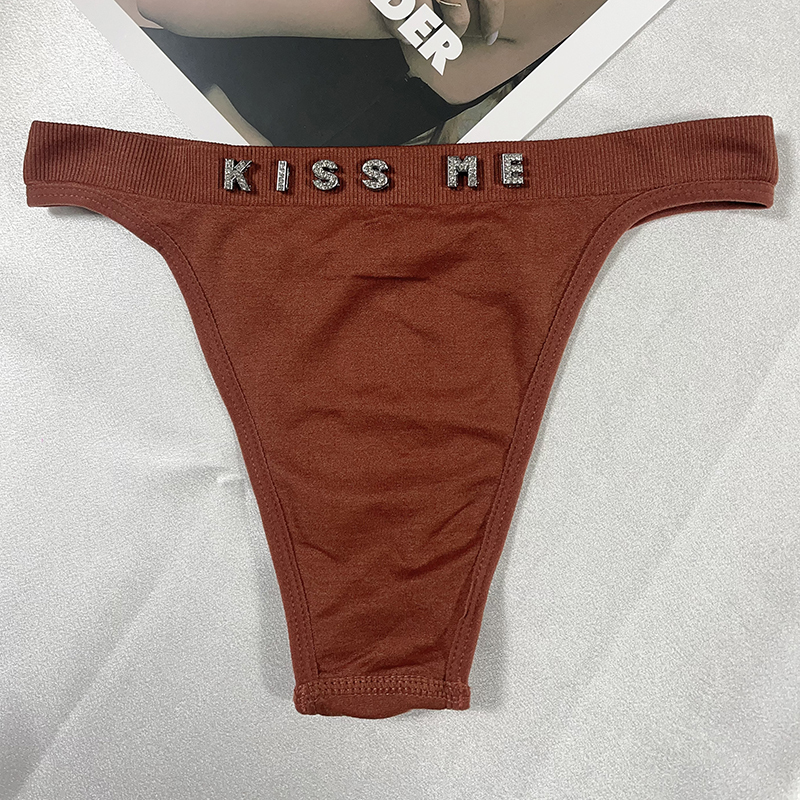 Grigio rosso con lettere