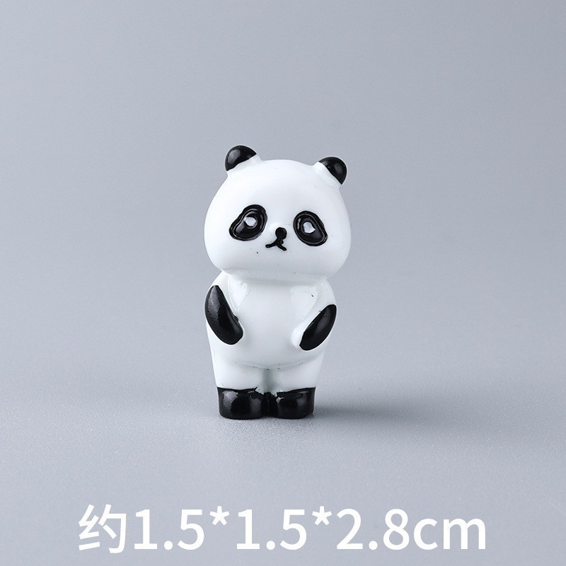 Pequeño panda sosteniendo su vientre en color sólido