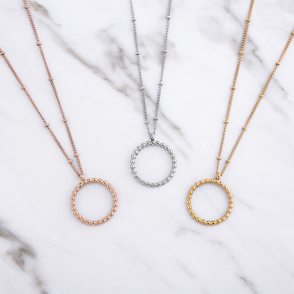 Collana con ciondolo rotondo