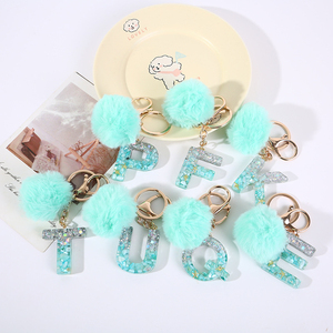 Lagün mavi reçine anahtarlık 26 özel alfabe Charms ile Faux kürk Pom Pom DIY çanta uğuru & araba anahtarı aksesuar gemi hazır - Product Image 1