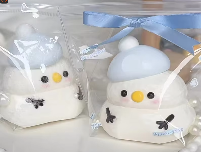 Bonhomme de neige au chapeau bleu