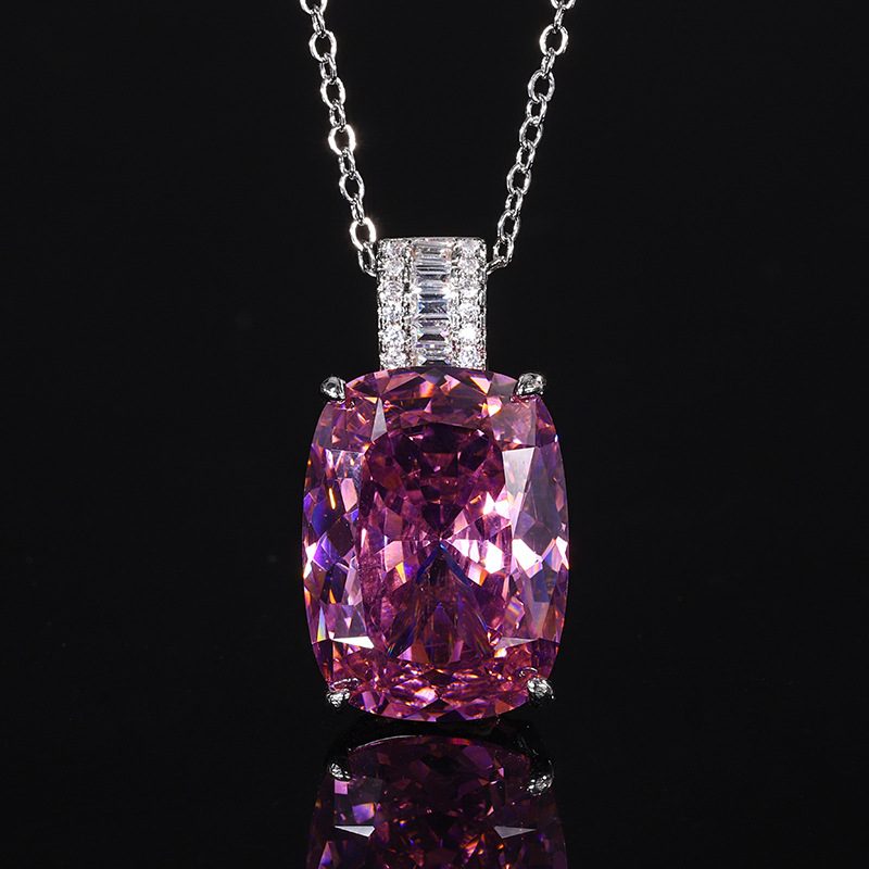 Pendentif nid d'oiseau en rose séchée avec chaîne