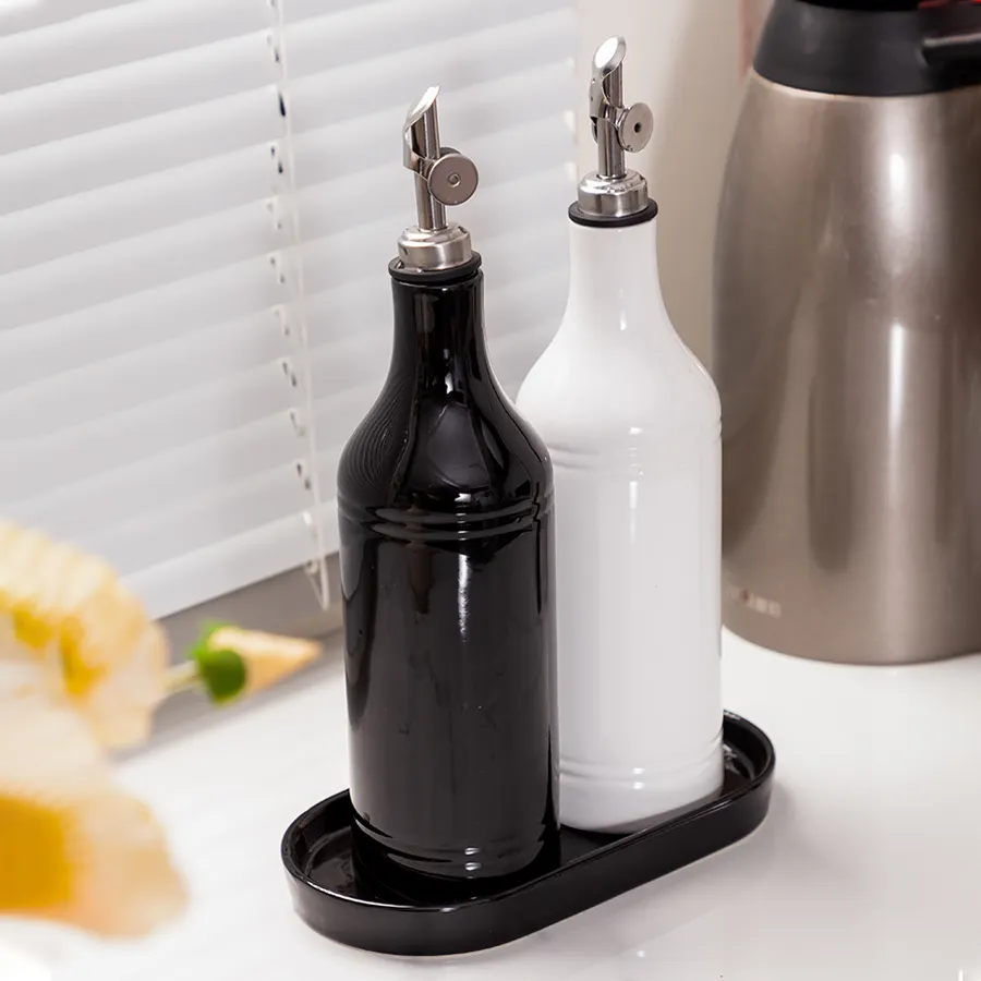 Contenitore di olio liquido da cucina moderna con logo personalizzato di lusso in ceramica olio d'oliva e aceto set di bottiglie con piattino