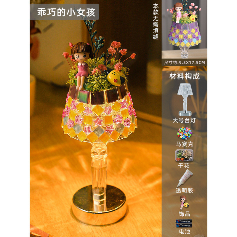 A well-behaved little girl (large desk lamp)
