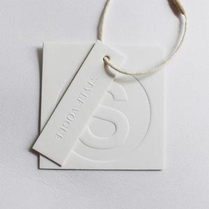 Lüks beyaz kare salıncak Hangtags özel kabartmalı Logo toptan High-End kalın kağıt giysi çanta ayakkabı şapka için Hangtags
