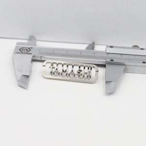 Kim Loại Riêng Biệt Nhãn Bền Chia Nhãn Tùy Chỉnh Logo Thương Hiệu Tùy Chỉnh Hình Dạng Rắn Có Thể Giặt Thẻ Kim Loại Cho Ví - Product Image 4