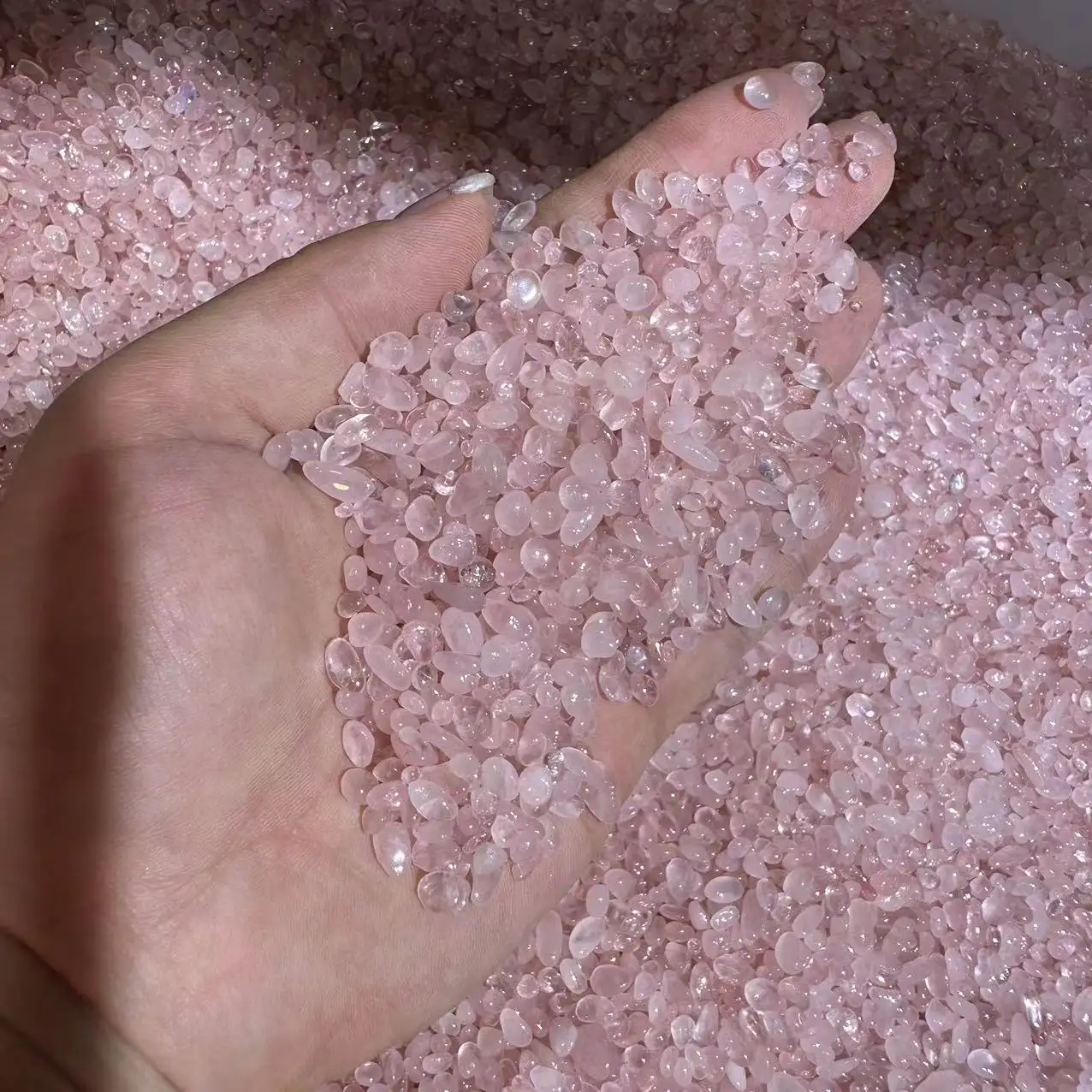 Commercio all'ingrosso Reki Raw Rocks quarzo rosa chips ghiaia burattato feng shui Bulk Gemstone e Crystal Healing Chips pietra naturale C