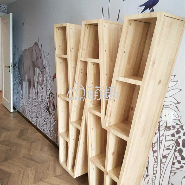 Bookcase de la forma de la letra