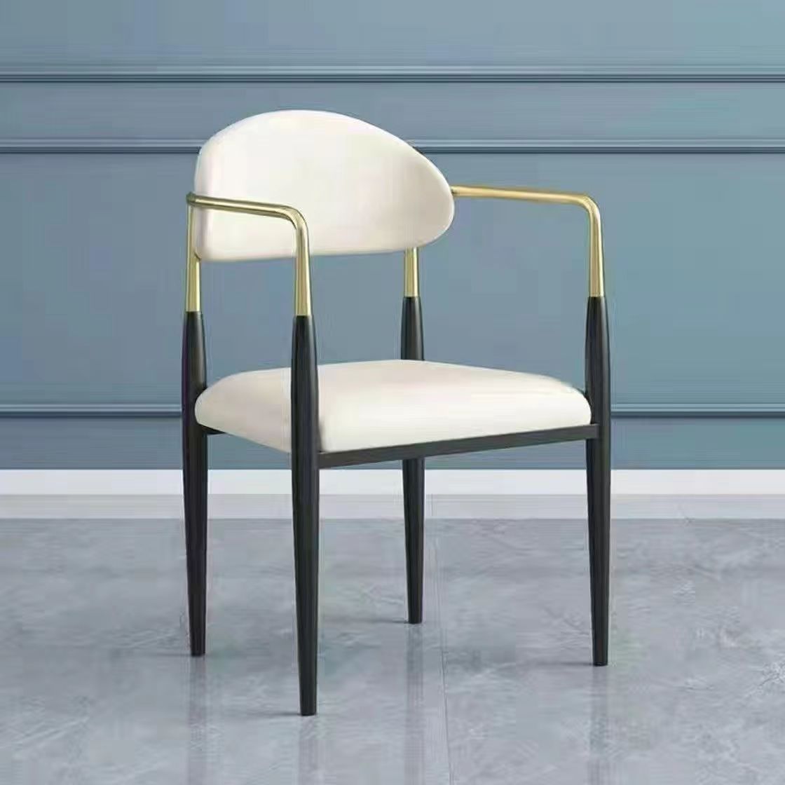 Sièges blancs et chaises blanches (commande minimum de deux)