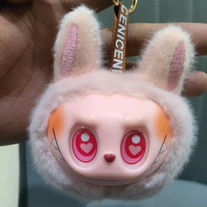 Vinilden yapılmış bir oturma pozisyonunda küçük bir kafa ile yeni ikinci nesil peluş peluş oyuncak sevimli ve çirkin