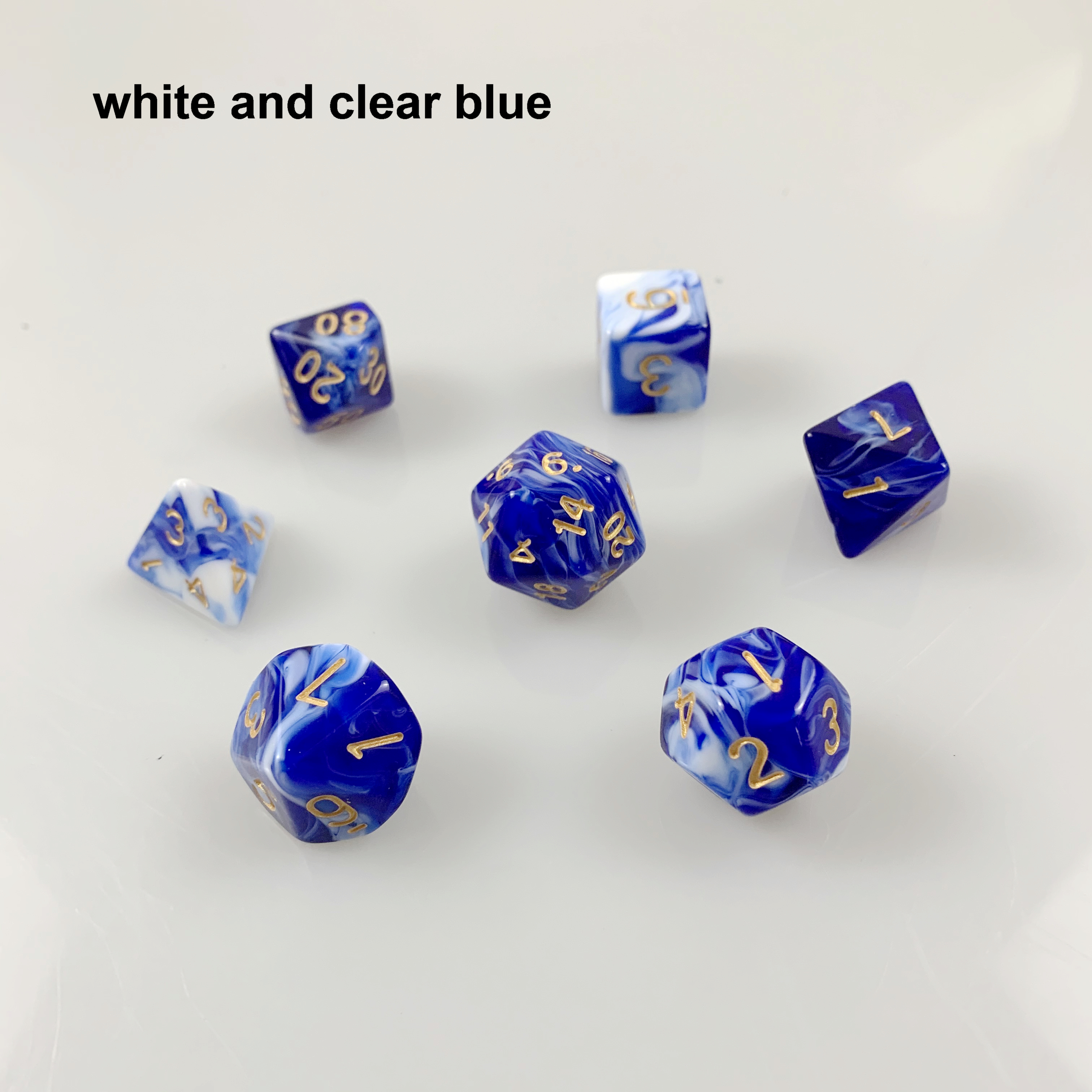 Blanc et bleu clair