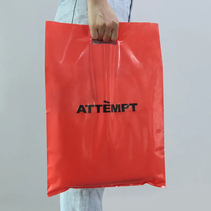 Anpassen des Logos Gedruckt Gestanzte Trage tasche Rote Einkaufstaschen Für Kleidungs verpackungen Kunststoff Gestanzte Griff beutel