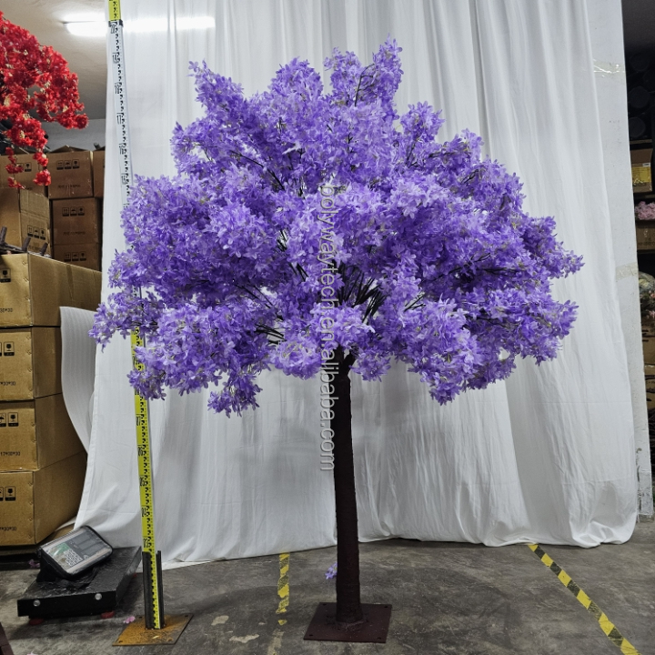 Árbol morado de varios tamaños.