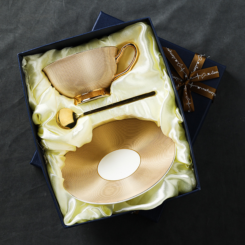 Coffret cadeau 1 tasse 1 assiette 1 cuillère