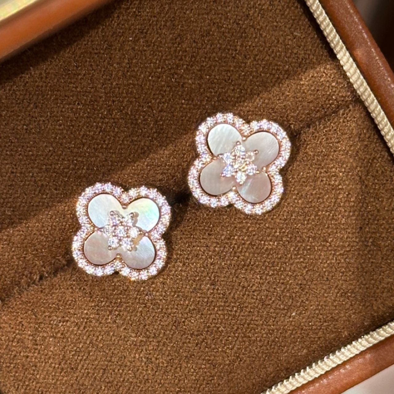 Boucles d'oreilles fleur à quatre feuilles en nacre rose