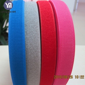 bianco tessuto normale cucire su elementi di fissaggio in nylon <span class=keywords><strong>hook</strong></span> e <span class=keywords><strong>loop</strong></span> di un lato di montaggio rotolo di nastro