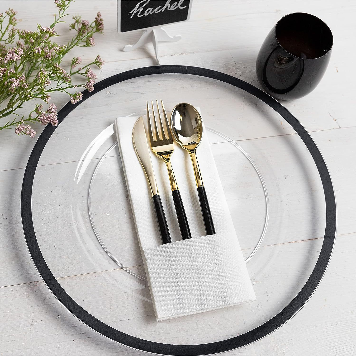 Piatto con bordo nero + bicchiere d'acqua + coltello, forchetta e cucchiaio + tovagliolo di carta