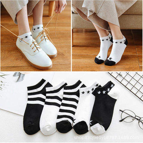 étoiles noires et blanches