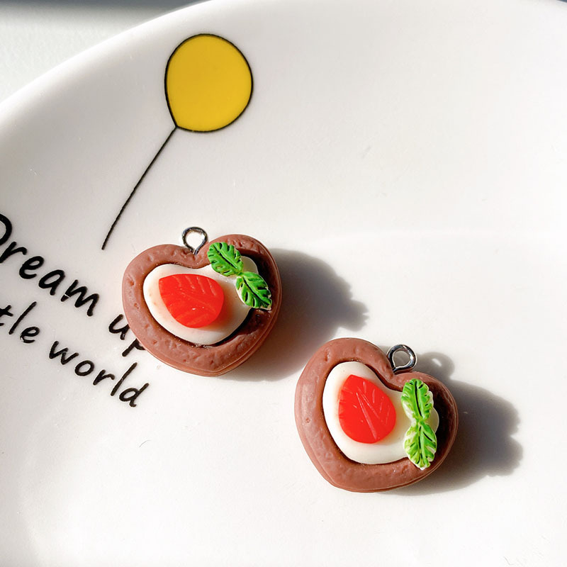 Gâteau au chocolat en forme de cœur avec fraise