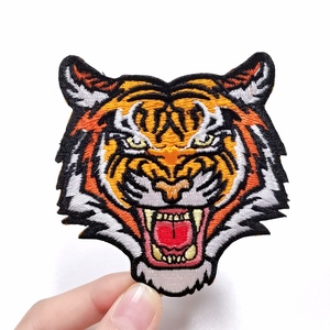 カスタムホワイトフェルト刺繍パッチ発光ロゴ縫い付けアイロン生地バッジカスタム刺繍装飾付き - Product Image 5