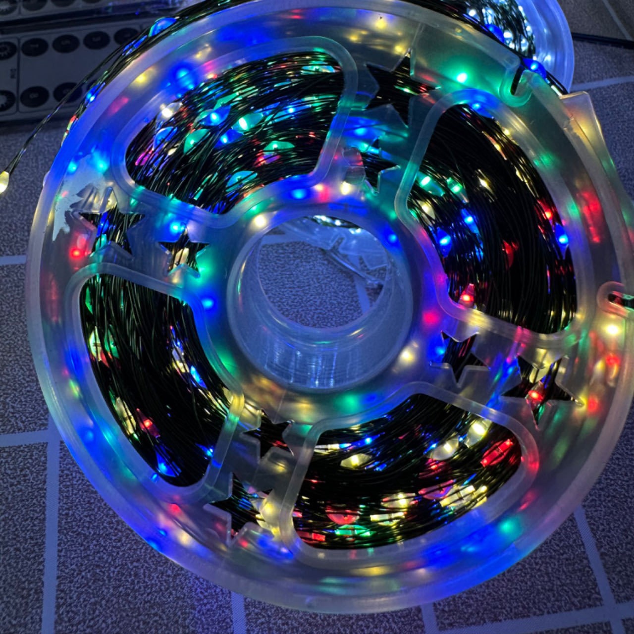 Colorido cable USB de 20 metros con 200 luces y control remoto de ocho funciones.