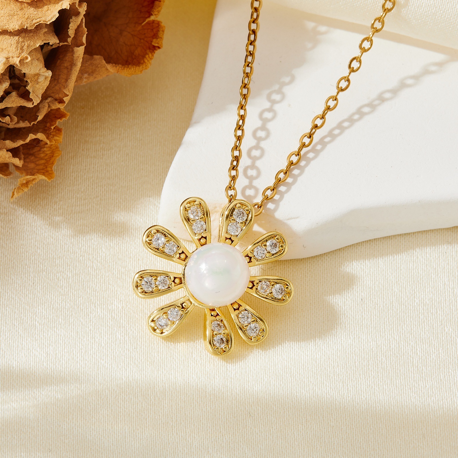 Collana margherita con perle dorate t017