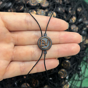 Etiquetas personalizadas en relieve para ropa, sello oscilante de plástico negro con cuerda de nailon - Product Image 6