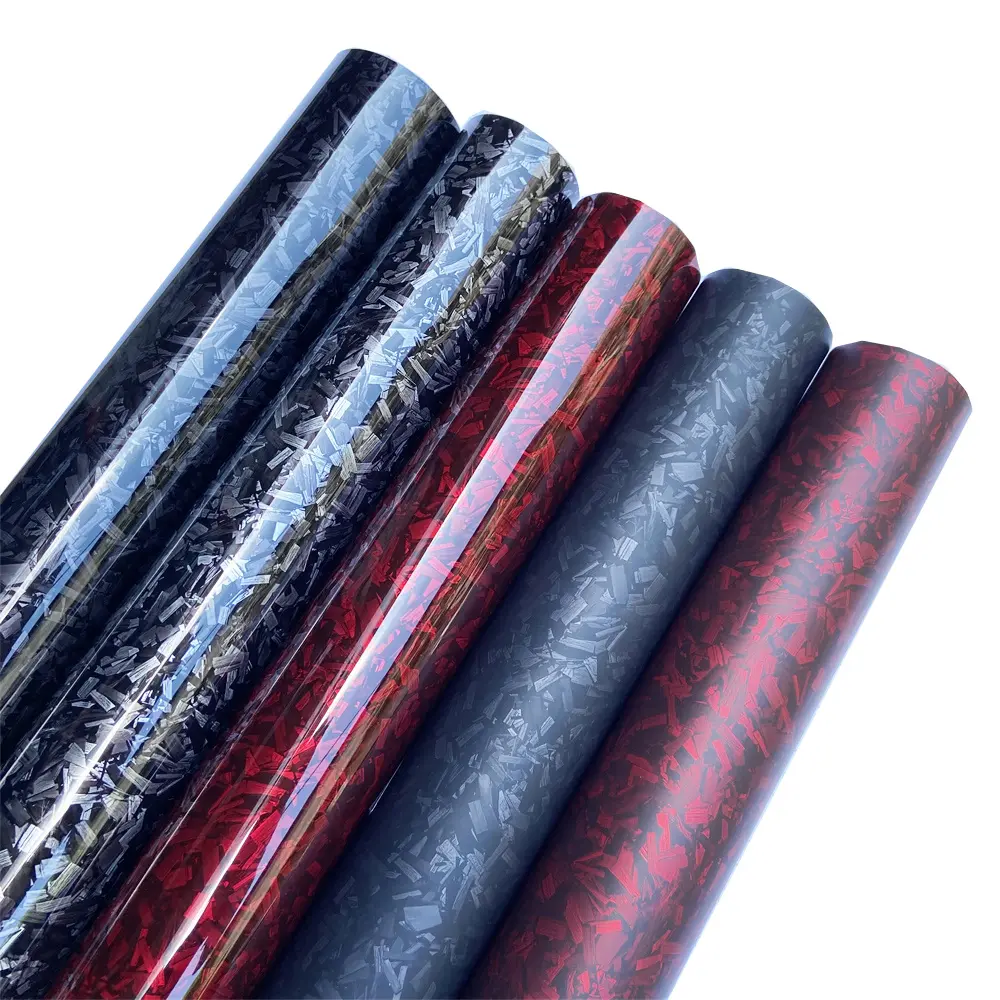 Vente en gros d'autocollant d'emballage de voiture en fibre de carbone forgé brillant/mat vert violet gris noir jaune doré bleu foncé rouge argent 1.52*17M