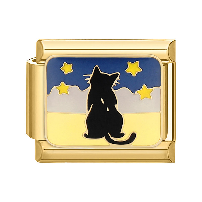 Chat dans le ciel étoilé sur l'or