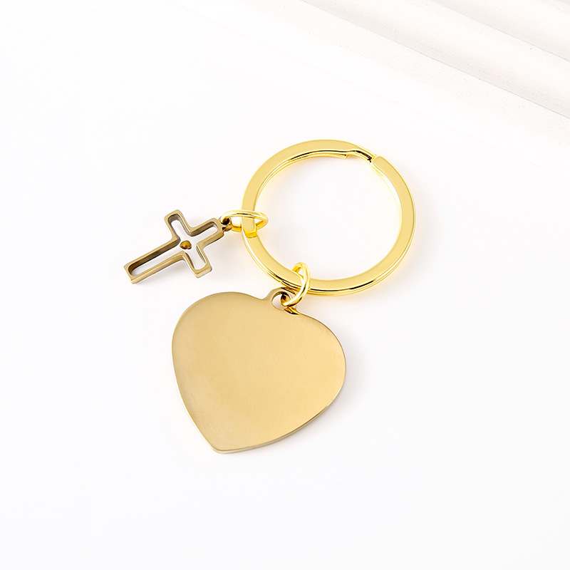 Llavero de colza con forma de corazón dorado.