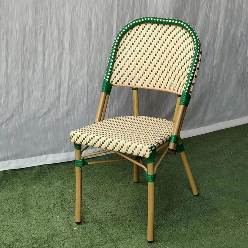 chaise beige à carreaux verts