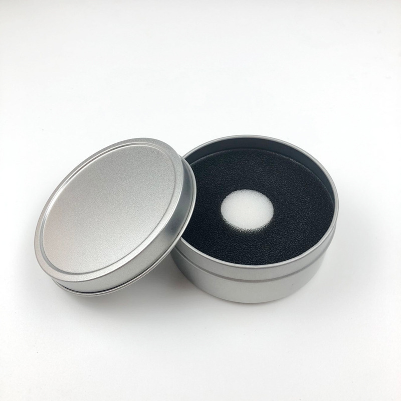 Negro con traje de esponja blanca