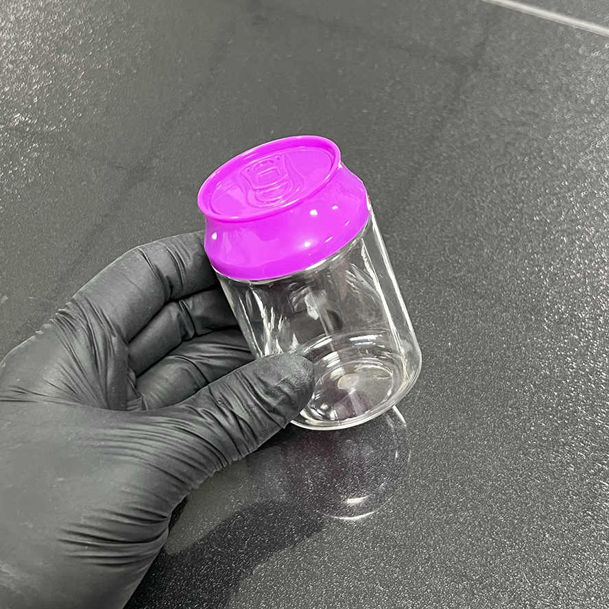 Botella transparente con tapa morada