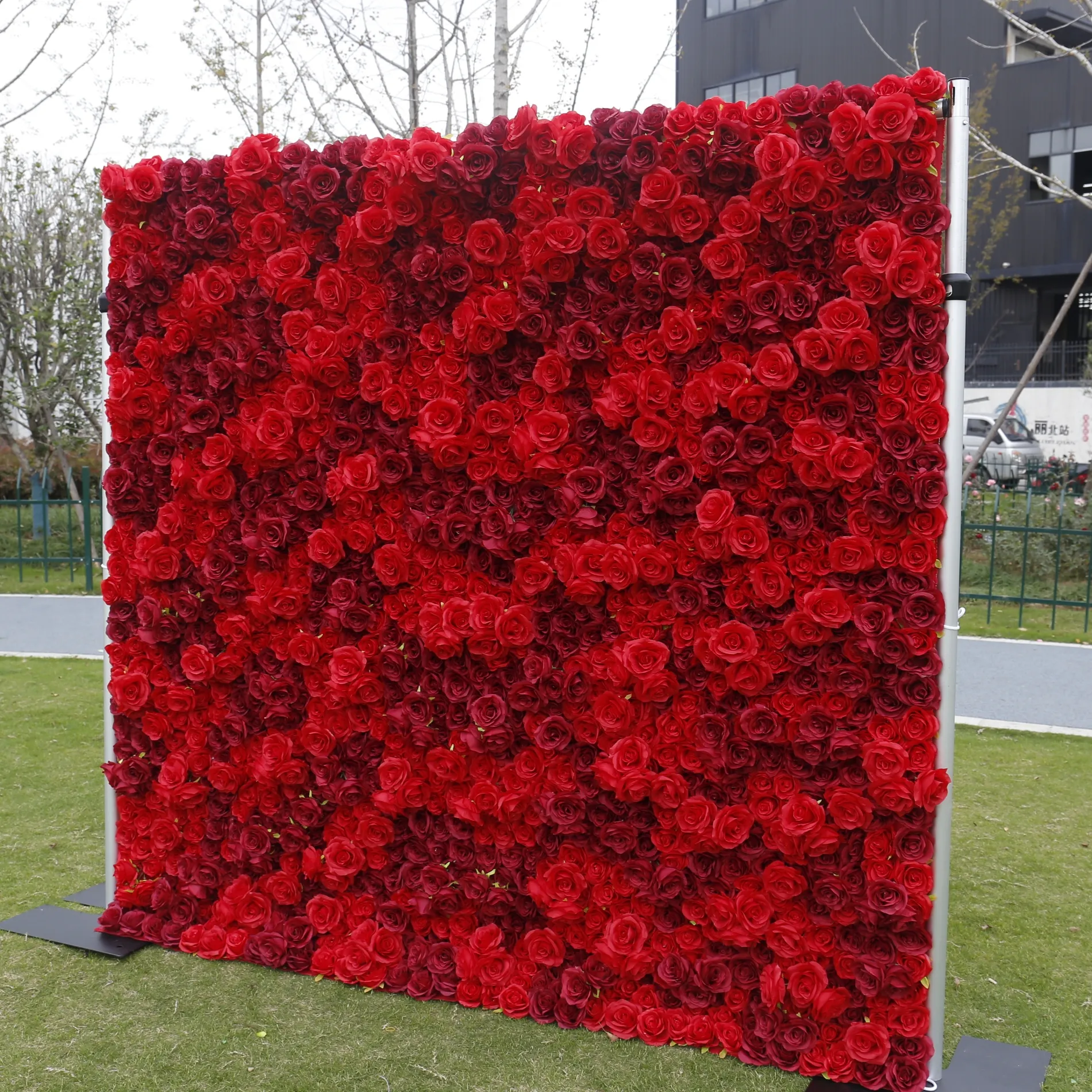 Prezzo all'ingrosso personalizzato tessuto di seta artificiale arrotolato rose rosse decorazioni sullo sfondo della parete del fiore per eventi forniture per feste