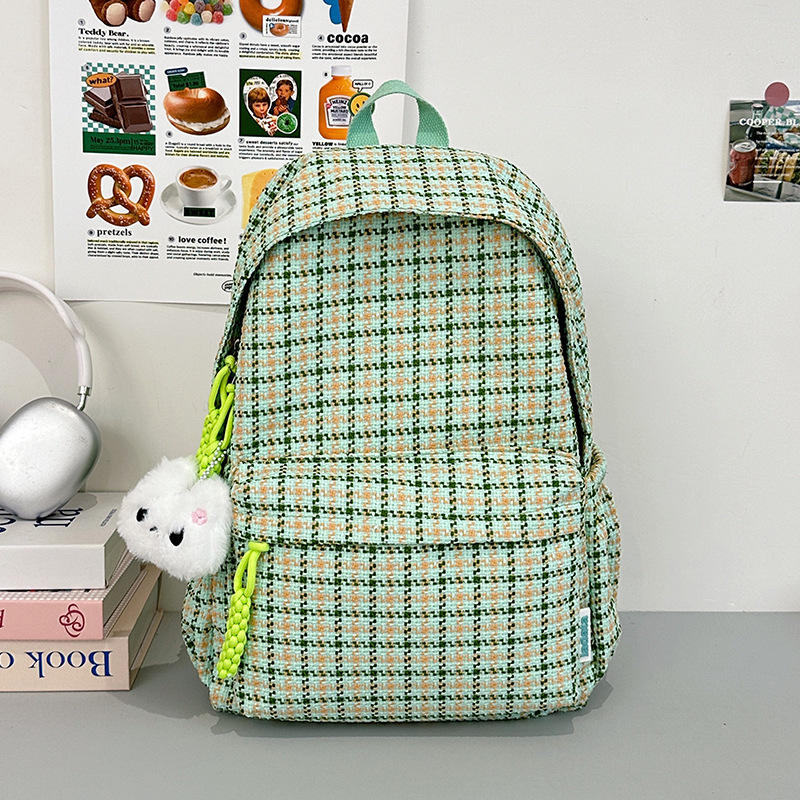 สีเขียวพร้อมจี้