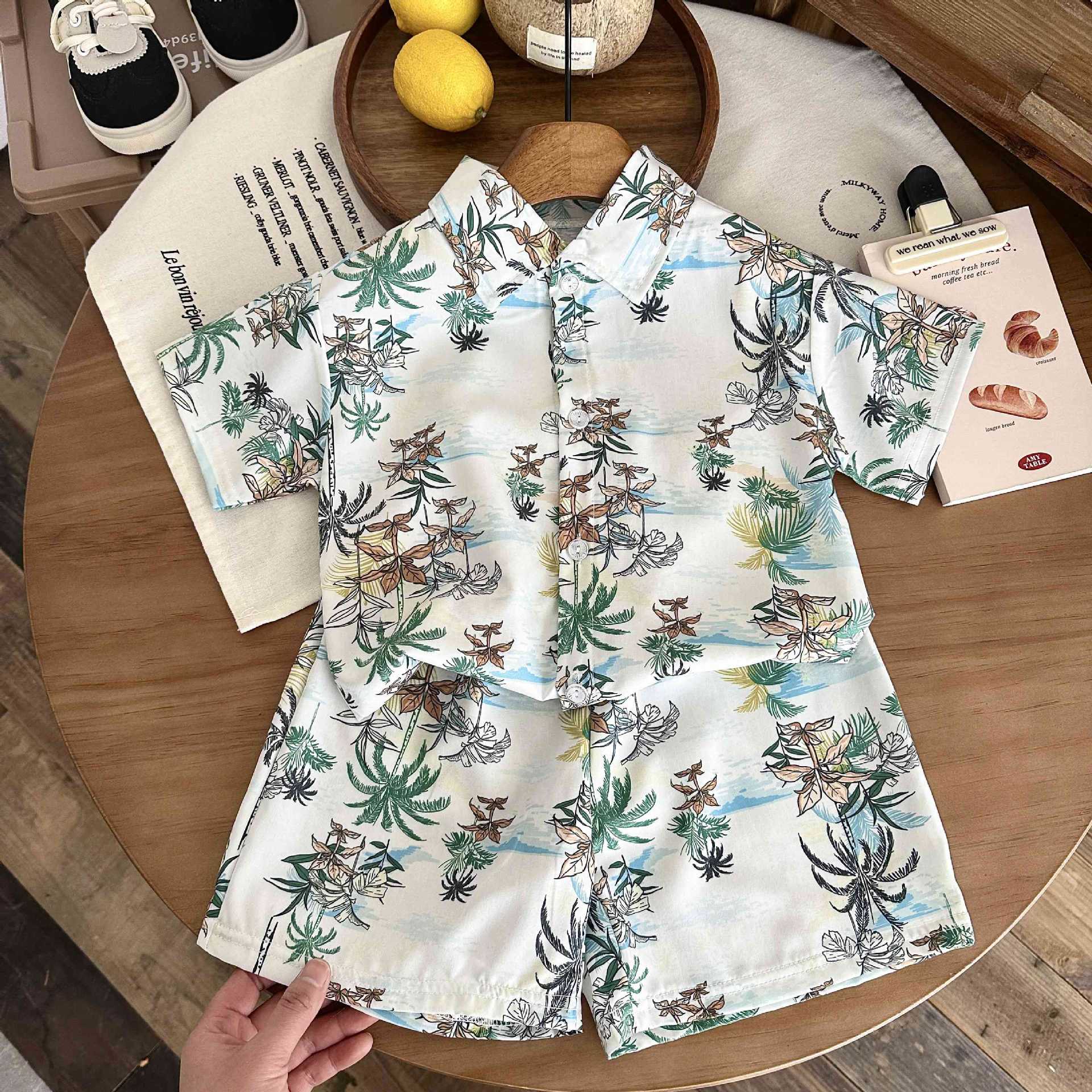 Camisa de verano estilo selva costera.