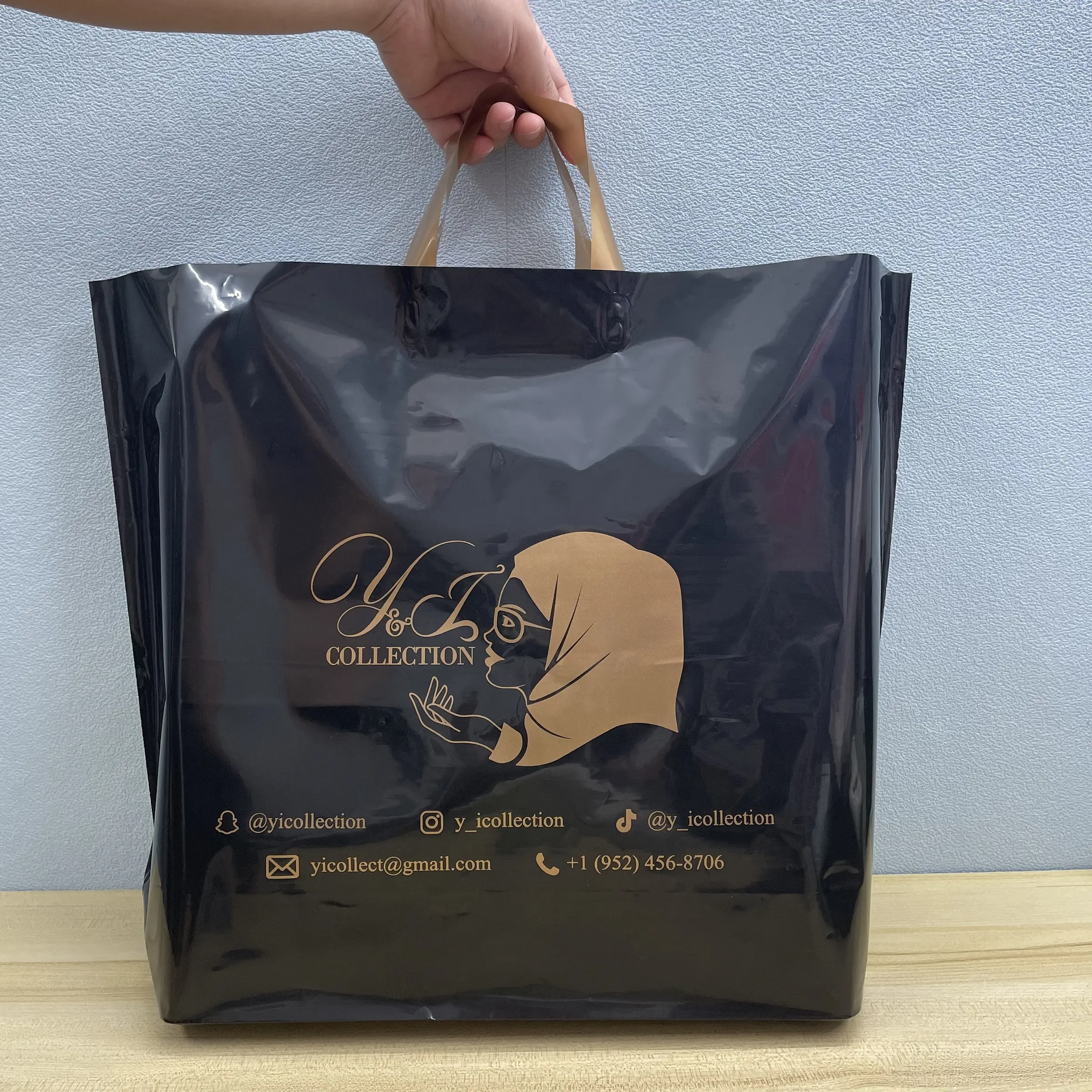 Bolsa de plástico con asa ecológica personalizada, bolsas de plástico con logotipo de Color blanco y negro, con logotipos de Color dorado